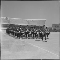Cérémonie militaire au stade Saint-Eugène d’Alger. [Description en cours]