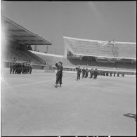 Cérémonie militaire au stade Saint-Eugène d’Alger. [Description en cours]