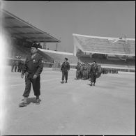 Cérémonie militaire au stade Saint-Eugène d’Alger. [Description en cours]