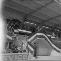 Cérémonie militaire au stade Saint-Eugène d’Alger. [Description en cours]