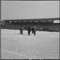 Cérémonie militaire au stade Saint-Eugène d’Alger. [Description en cours]