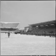 Cérémonie militaire au stade Saint-Eugène d’Alger. [Description en cours]