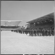 Cérémonie militaire au stade Saint-Eugène d’Alger. [Description en cours]