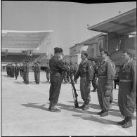Cérémonie militaire au stade Saint-Eugène d’Alger. [Description en cours]