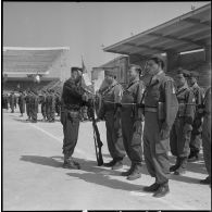 Cérémonie militaire au stade Saint-Eugène d’Alger. [Description en cours]