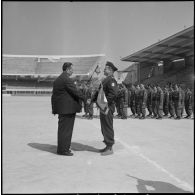 Cérémonie militaire au stade Saint-Eugène d’Alger. [Description en cours]