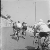 Une course cycliste. [Description en cours]