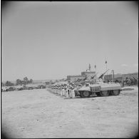 Cérémonie militaire à Ghardaiä. [Description en cours]