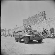Cérémonie militaire à Ghardaiä. [Description en cours]