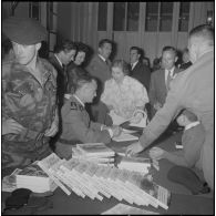 Soirée de bienfaisance au profit des Œuvres des parachutistes et du bataillon de Corée. [Description en cours]