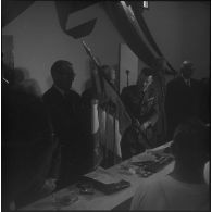 Cérémonie de remise d’un drapeau. [Description en cours]