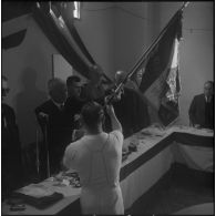 Cérémonie de remise d’un drapeau. [Description en cours]