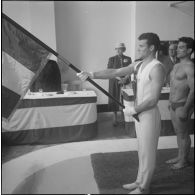 Cérémonie de remise d’un drapeau. [Description en cours]