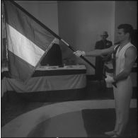 Cérémonie de remise d’un drapeau. [Description en cours]