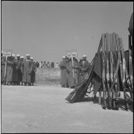 Distribution d’armes. [Description en cours]