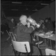 Vin d’honneur à l’occasion d’un championnat de tir. [Description en cours]