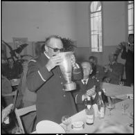 Vin d’honneur à l’occasion d’un championnat de tir. [Description en cours]
