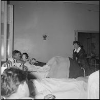 La chanteuse Mick Micheyl à l'hôpital Maillot. [Description en cours]