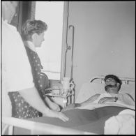 La chanteuse Mick Micheyl à l'hôpital Maillot. [Description en cours]