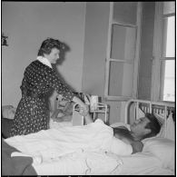 La chanteuse Mick Micheyl à l'hôpital Maillot. [Description en cours]