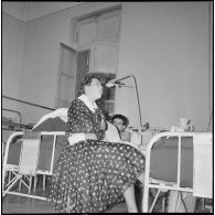 La chanteuse Mick Micheyl à l'hôpital Maillot. [Description en cours]