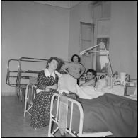 La chanteuse Mick Micheyl à l'hôpital Maillot. [Description en cours]