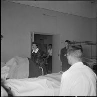 La chanteuse Mick Micheyl à l'hôpital Maillot. [Description en cours]