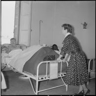 La chanteuse Mick Micheyl à l'hôpital Maillot. [Description en cours]