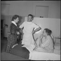 La chanteuse Mick Micheyl à l'hôpital Maillot. [Description en cours]