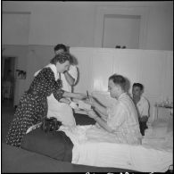 La chanteuse Mick Micheyl à l'hôpital Maillot. [Description en cours]