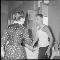 La chanteuse Mick Micheyl à l'hôpital Maillot. [Description en cours]