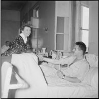 La chanteuse Mick Micheyl à l'hôpital Maillot. [Description en cours]