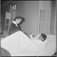 La chanteuse Mick Micheyl à l'hôpital Maillot. [Description en cours]