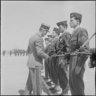 Une cérémonie militaire sur un terrain d’aviation. [Description en cours]