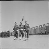 Une cérémonie militaire sur un terrain d’aviation. [Description en cours]