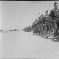 Une cérémonie militaire sur un terrain d’aviation. [Description en cours]