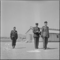 Une cérémonie militaire sur un terrain d’aviation. [Description en cours]
