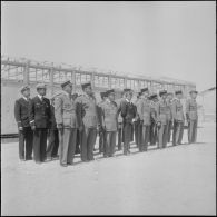 Une cérémonie militaire sur un terrain d’aviation. [Description en cours]