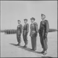 Une cérémonie militaire sur un terrain d’aviation. [Description en cours]