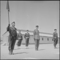 Une cérémonie militaire sur un terrain d’aviation. [Description en cours]