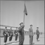 Une cérémonie militaire sur un terrain d’aviation. [Description en cours]
