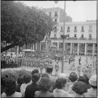 Prise d'armes à Bône en l'honneur des trois soldats français assassinés par le FLN. [Description en cours]