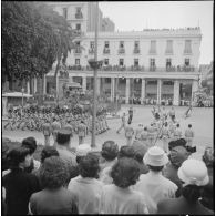 Prise d'armes à Bône en l'honneur des trois soldats français assassinés par le FLN. [Description en cours]