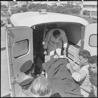 Agadir après le séisme du 29 février 1960. Evacuation d'une blessée.