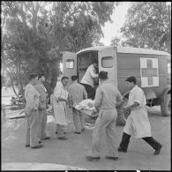 Agadir après le séisme du 29 février 1960. Evacuation d'un blessé.