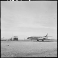 Telergma. Base aérienne opérationnelle (BAO) n°211. Arrivée du général de Gaulle dans un avion Air France.