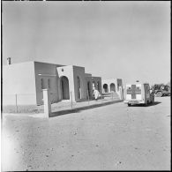 Ouakda. Vue de l'antenne médico-sociale (AMS) et de l'école.