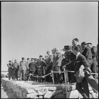 Cote 811. Le général de Gaulle prend connaissance des divers problèmes.