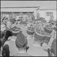 Cote 811. Le général de Gaulle avec les officiers.