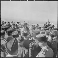 Cote 811. Le général de Gaulle avec les officiers.